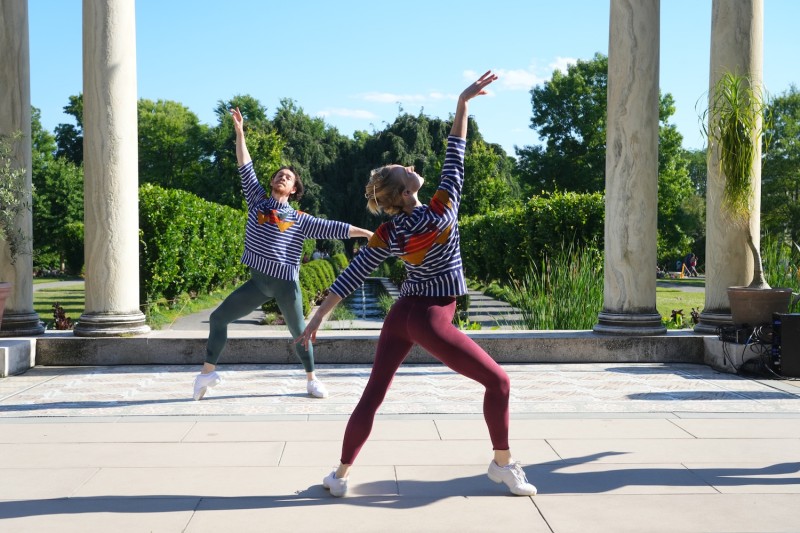 Two dancers in Lavender is all the Rage, a work by Tom Gold.