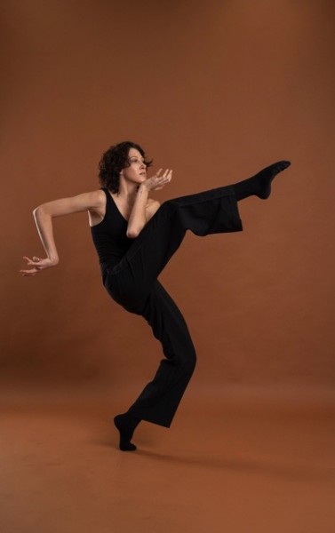 dancer with one leg extended front and other leg bent