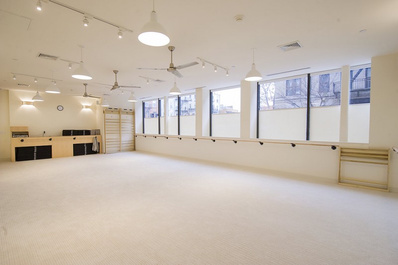 Studio room with windows, carpet and barres